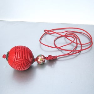 pendentif Shou cinabre vintage et collier de perles cloisonnées