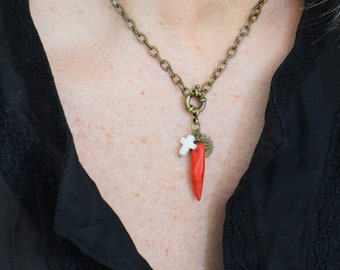 Collier chaine et pendentif grigri rouge