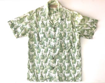 SANDCOMBER Wicker Bottle Tiki Resort Shirt. Sz M.