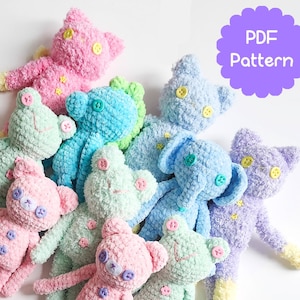 Puede incluir: Una colección de peluches de gato hechos a mano con ganchillo en varios colores pastel, incluyendo rosa, azul, verde y morado. Cada peluche tiene ojos de botón y detalles decorativos de botón. La imagen incluye una etiqueta morada que dice "PDF Pattern".