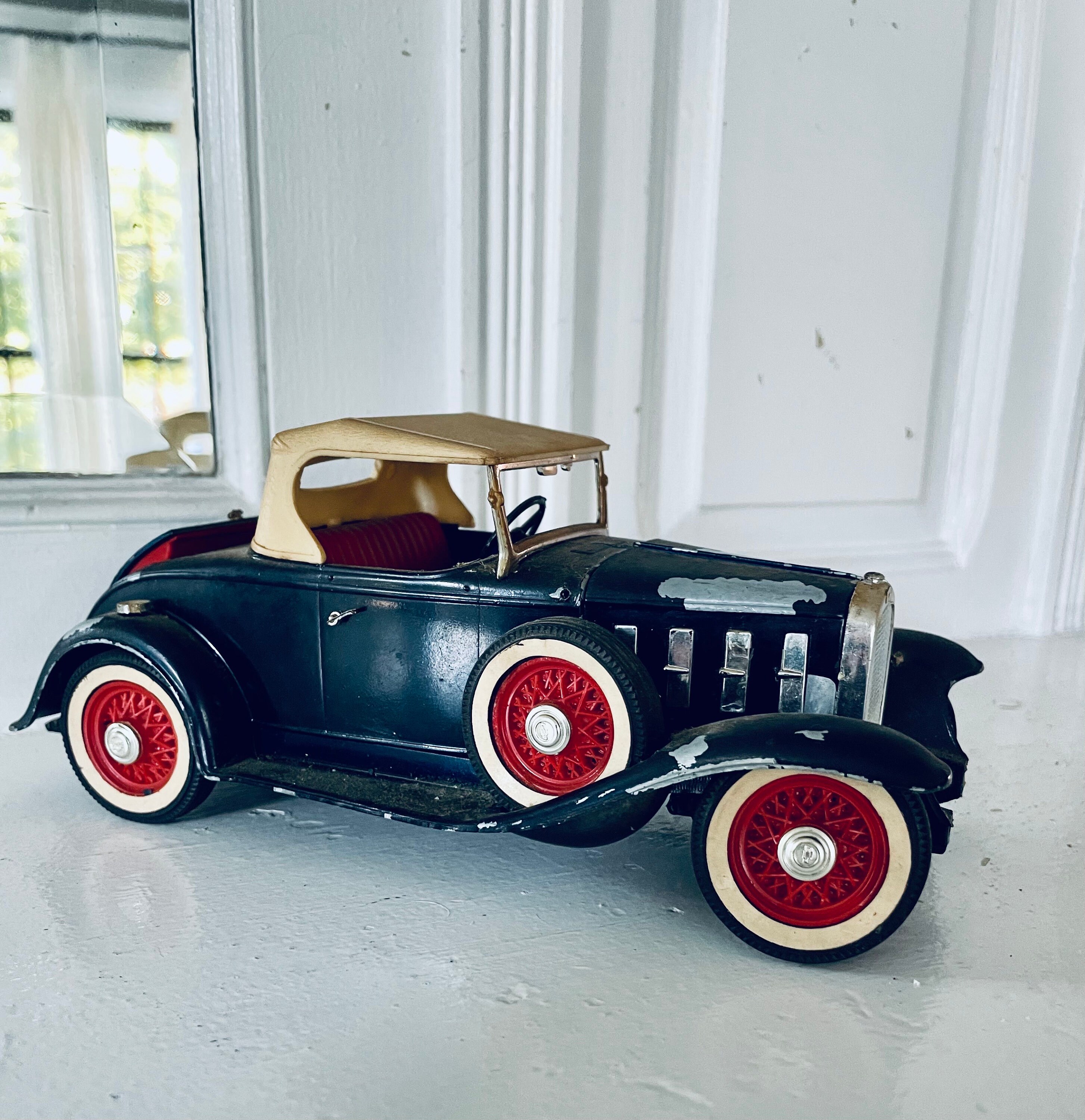 1/18 1946 Ford Sportsman ミニカー Road Signature 1946 Ford Super Deluxe Sportsman 1:18 Scale