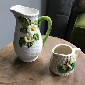 Vintage keramische madeliefjekan en bijenmelkkan van Lefton en Japan vlechtwerk