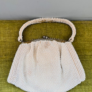 OFERTA: Monedero vintage con cuentas de color marfil y cierre de beso adornado.