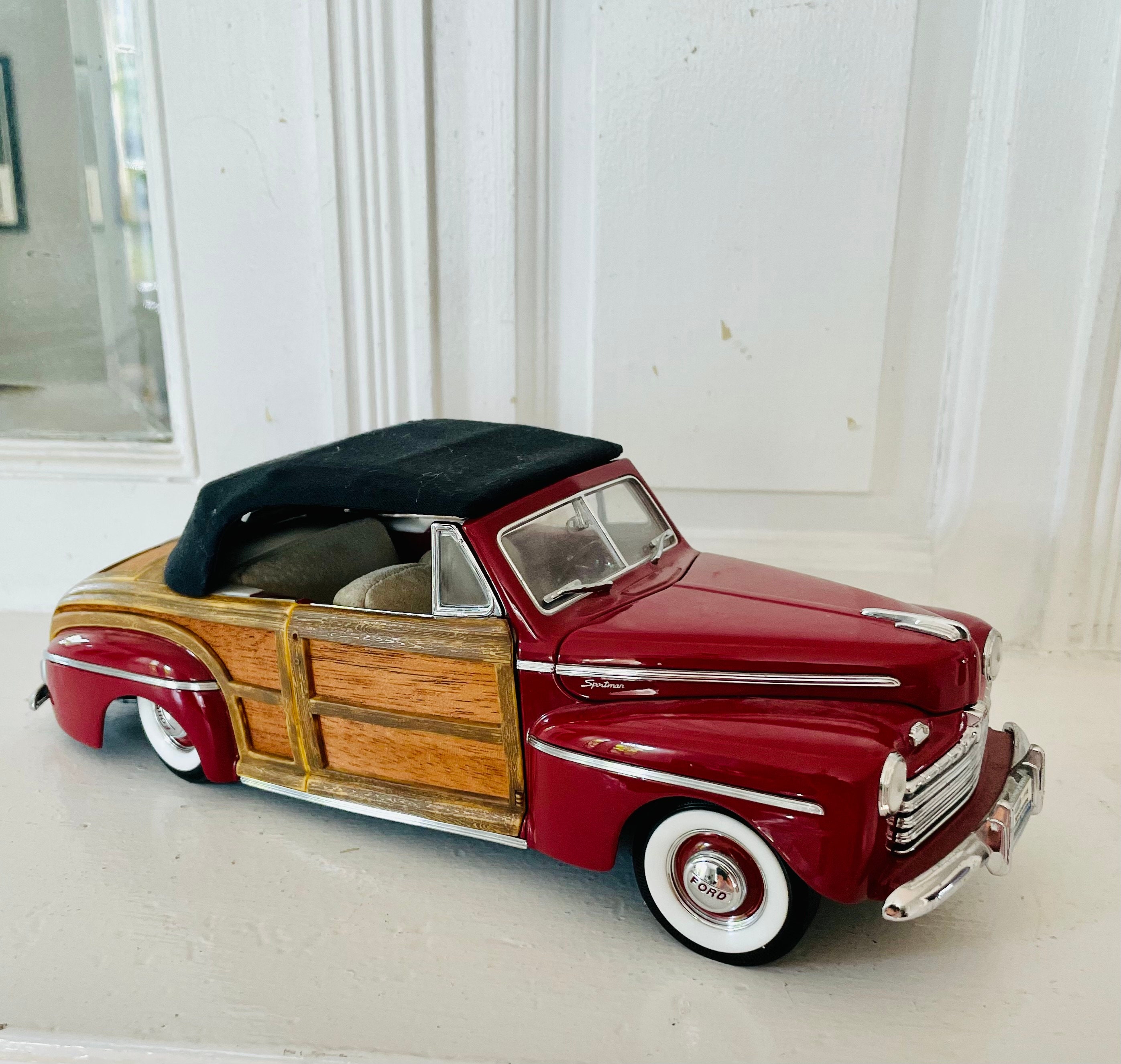 SALE-1:18 Road Signature 1946 Ford Sportsman Super Deluxe