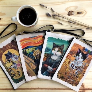 Può includere: Quattro pochette con cerniera con diverse illustrazioni a tema felino ispirate a dipinti famosi. Le pochette sono realizzate in tela naturale e hanno tiretti per cerniera neri.