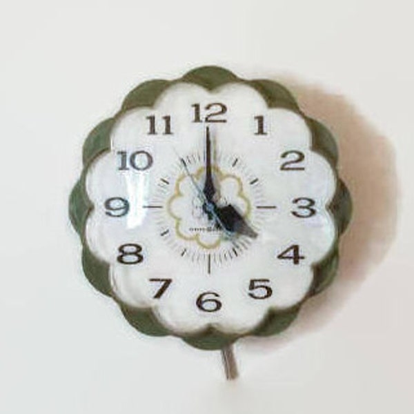 Vintage GE Avocado electric clock, retro daisy kitchen wall clock, retro sunburst kitchen clock, Vintage General Electric clock WORKS!