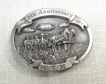 Jouet canadien Menia C.T.M. Boucle de ceinture pour le 5e anniversaire de Western Canada's Farm Toy et du magazine de collection