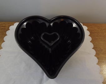 Elegant Heart Bundt Cake Pan - Nordic Ware