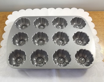 Mini molde Bundt vintage de Nordic Ware: molde para hornear de aluminio fundido de 12 tazas