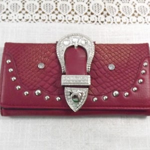 Billetera unisex de piel sintética estilo suroeste, color baya, con detalles vintage, brillantes y tachuelas.