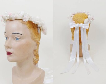 1950s Flower Crown | Vintage 50s White Floral Ribbon Tails Halo Hat | Women's Wedding Bridal Accessories