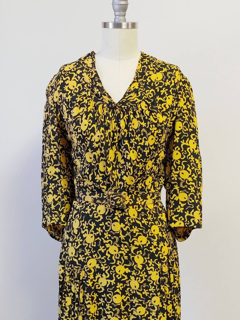 1930s Black and Yellow Rayon Dress Vintage 30s V Neck Day Dress Women's Clothing Large image 3