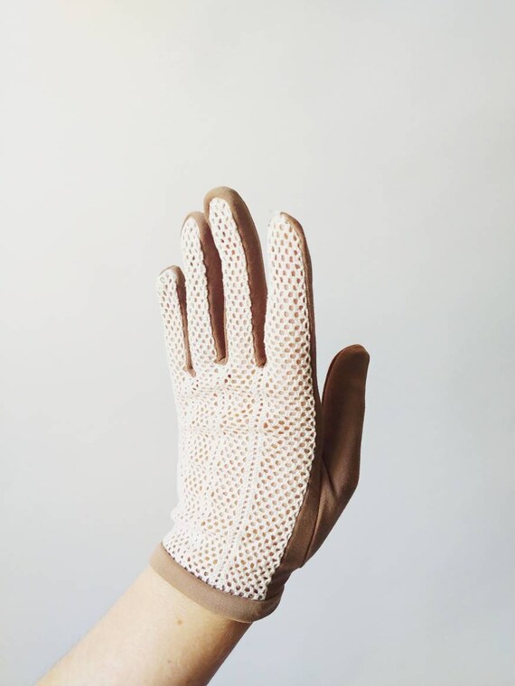 1960s Cream Crochet Taupe Brown Nylon Gloves | Vi… - image 2