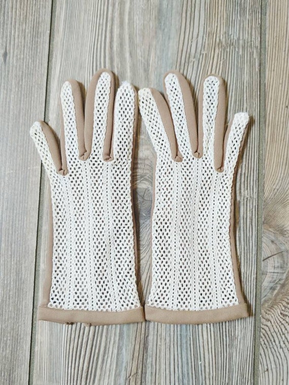 1960s Cream Crochet Taupe Brown Nylon Gloves | Vi… - image 5