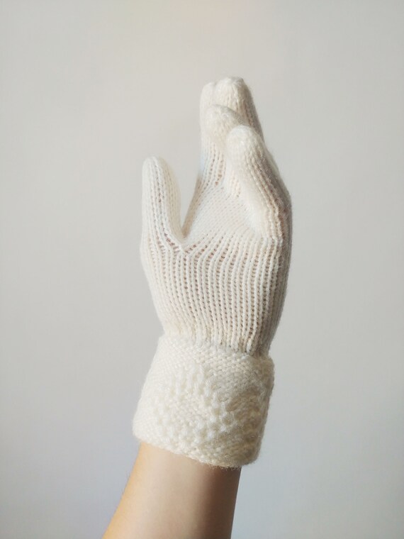 1970s Cream Acrylic Knit Gloves | Vintage 70s Win… - image 7