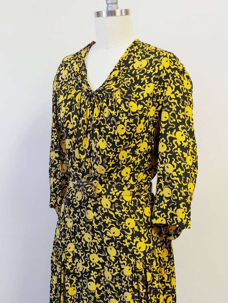 1930s Black and Yellow Rayon Dress Vintage 30s V Neck Day Dress Women's Clothing Large image 6