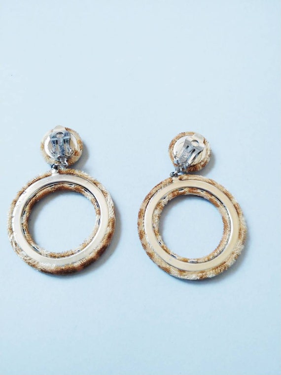 1970s Giraffe Print Furry Hoop Earrings | Vintage… - image 4