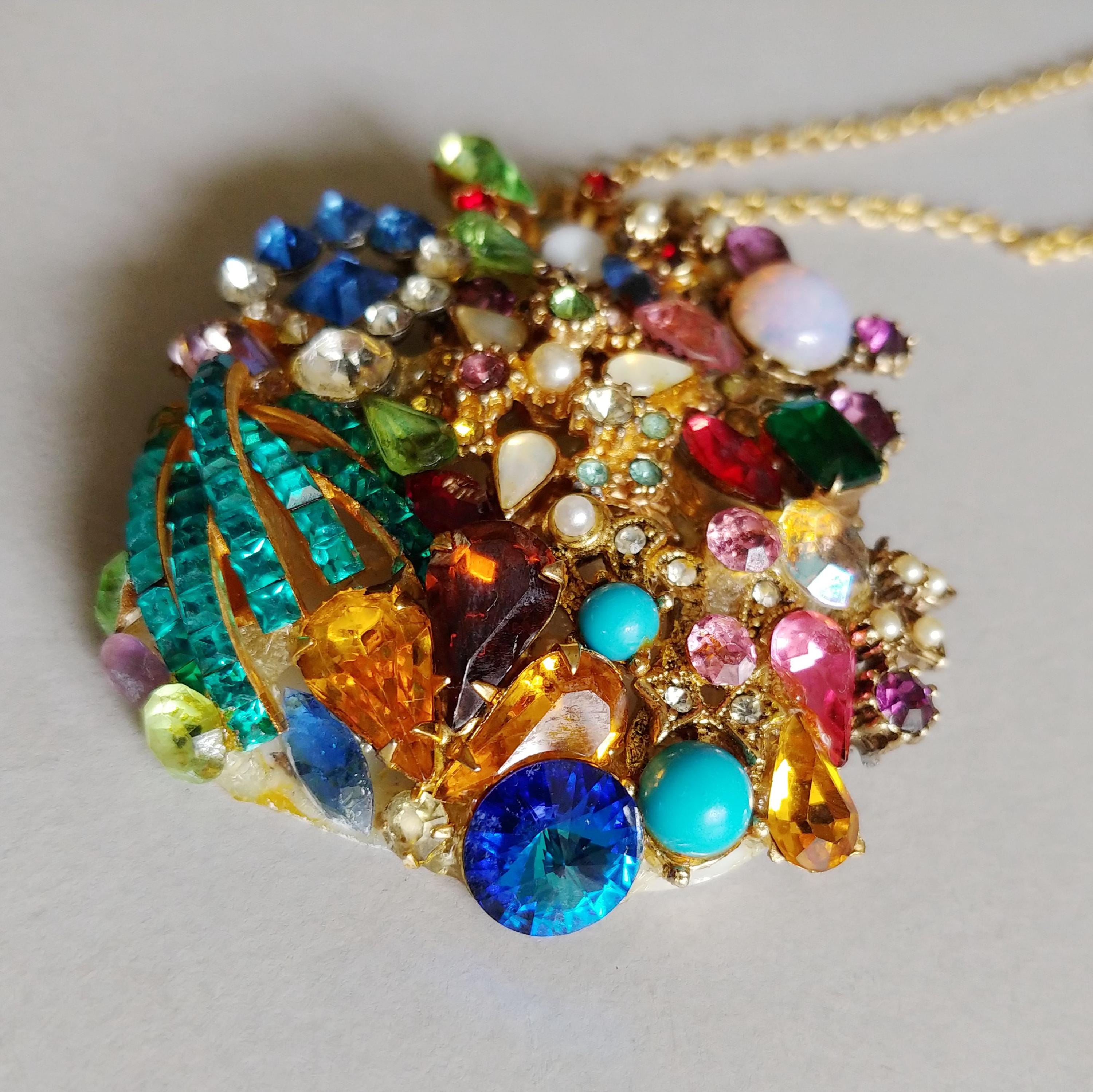 【1960’s】 UOC \"Rhinestone decorated\" Vintage 1960s Weiss Green Rhinestone Brooch/Pin Gold Tone