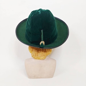 1950s Emerald Green Velvet Brimmed Tassel Hat | Vintage 50s Hat | Women&#39;s Hats XS