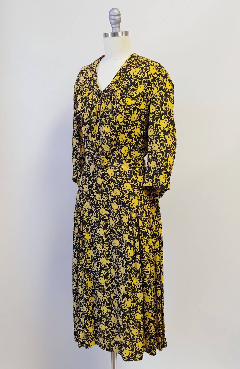 1930s Black and Yellow Rayon Dress Vintage 30s V Neck Day Dress Women's Clothing Large image 5