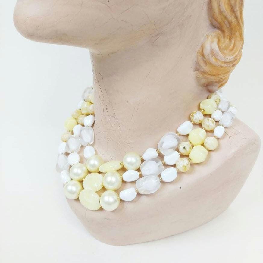 Collier Vintage Perles Plastique Blanc - 3 Rangs - Longueur 129,5 Cm - État Excellent