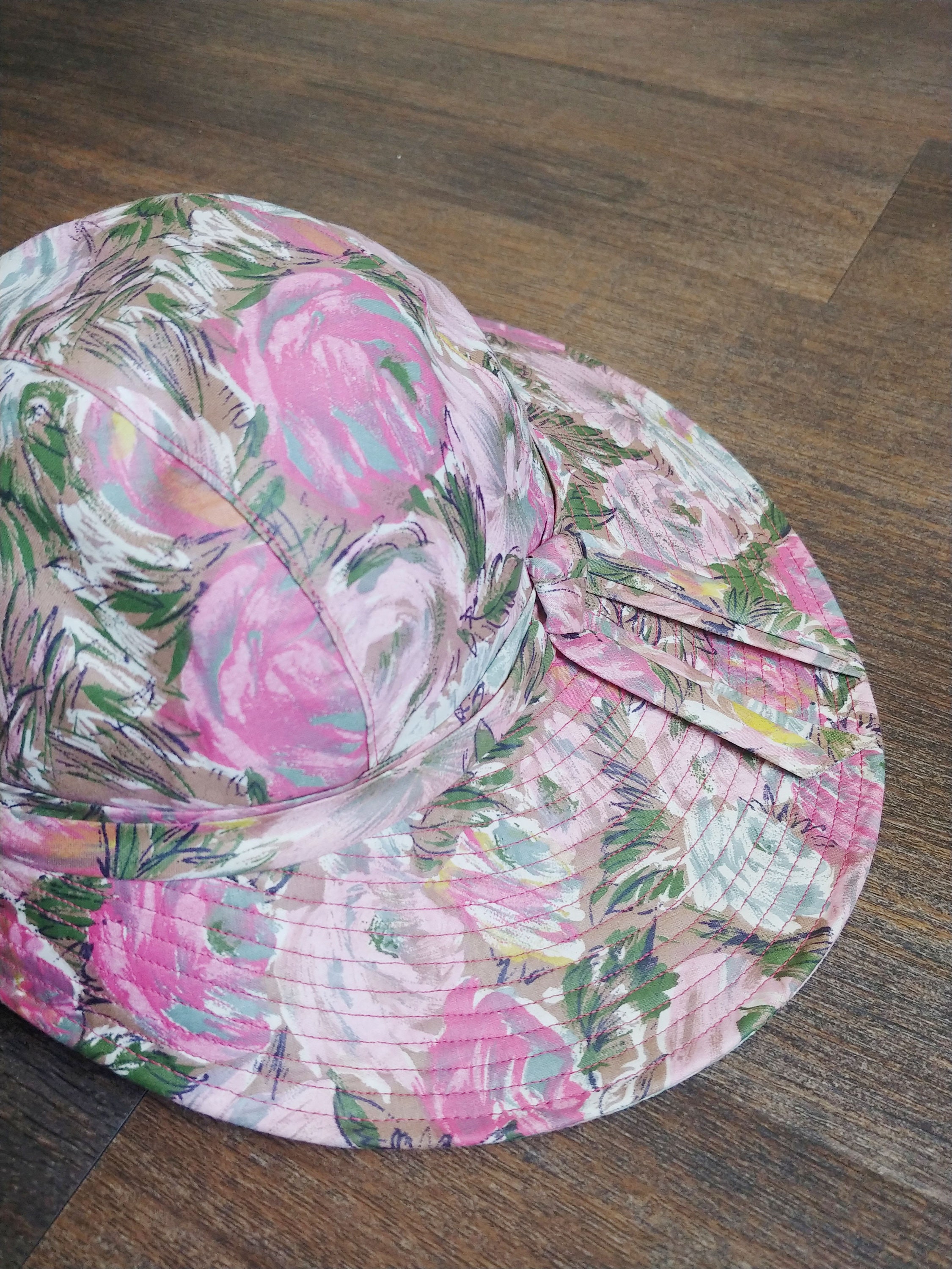 1950s Christine Original Rose Print Cotton Asymmetrical Brim  display picture 2