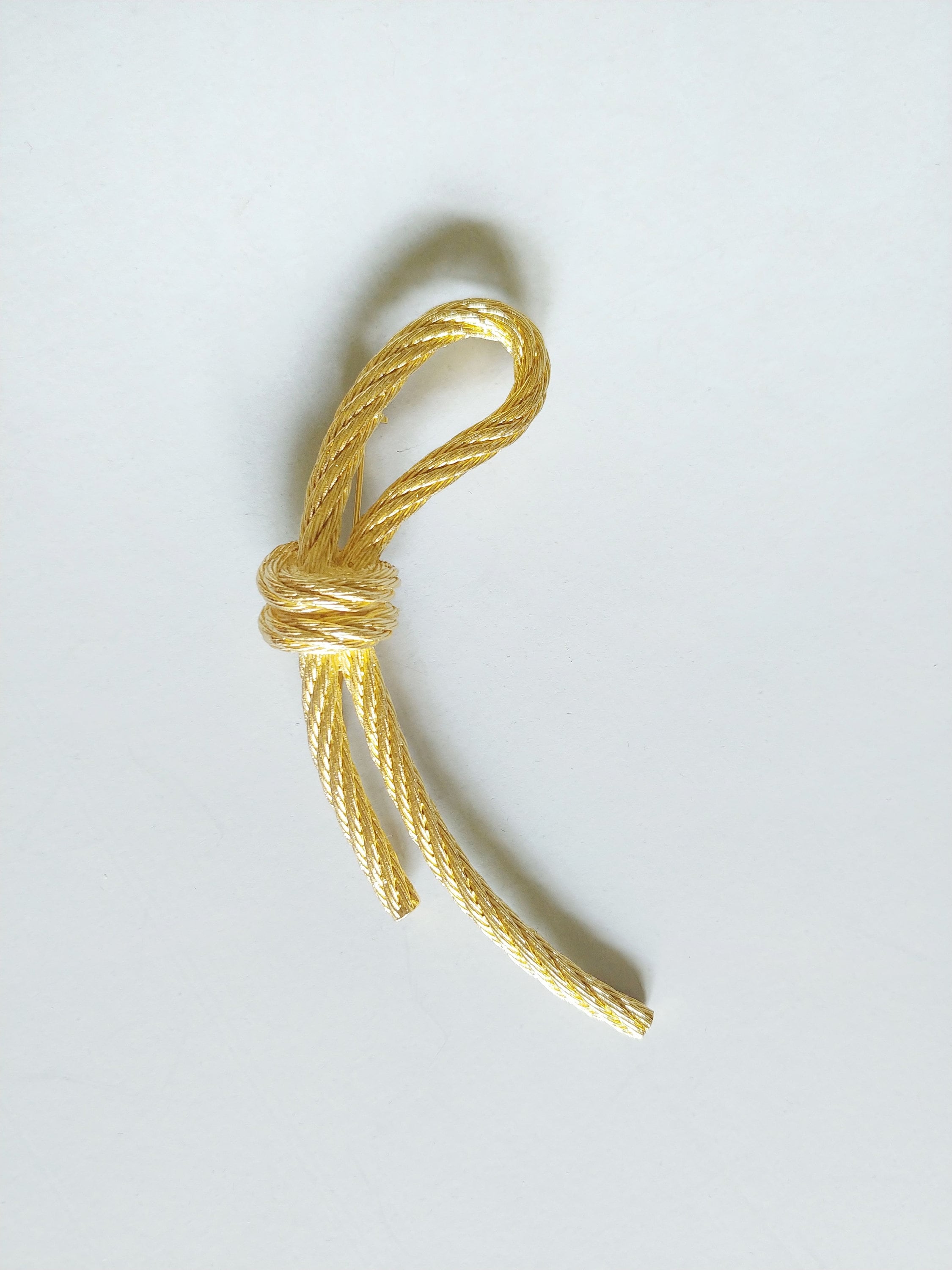 Christian Dior ブローチ ロープ ノット ゴールド ヴィンテージ 1980s Christian Dior Rope Knot Gold Plated Brooch | Vintage