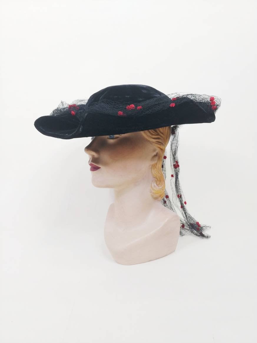 1930s Tricorn Black and Red Velvet Hat | Vintage 30s Saks  display picture 1