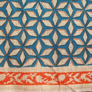 Tissu en poly coton imprimé à la main à motif géométrique bleu sarcelle et beige, vendu par cour