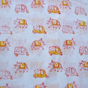 Rot und Gelber Druck auf weiss Baumwoll Stoff Stoff mit Elefantenmotiv und Auto Print Stoff
