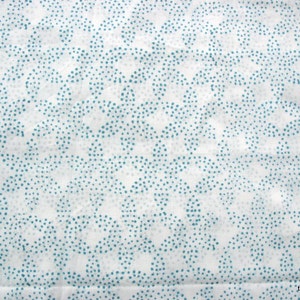 Blauwblauwe en witte zachte katoenen stof met bloemenblokprint (op maat verkrijgbaar)