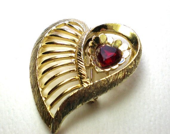 Vintage  gold heart shaped  brooch, red  glass ac… - image 1