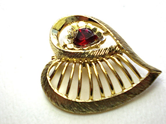 Vintage  gold heart shaped  brooch, red  glass ac… - image 4