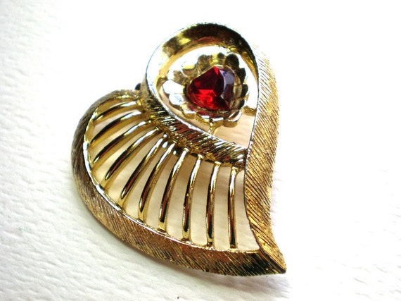 Vintage  gold heart shaped  brooch, red  glass ac… - image 2