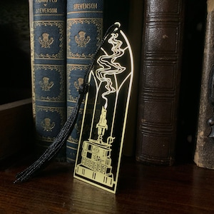 Marcapáginas de latón con forma de candelabro de catedral, estilo dark academia: ¡ahora brillante!