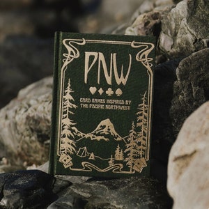 PNW - Jogos de cartas inspirados no noroeste do Pacífico ilustrados por mim :) - livro de jogos de cartas, livro de mesa de centro