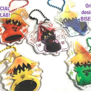 Può includere: Una collezione di portachiavi in acrilico colorati con personaggi dei cartoni animati con disegni di cappelli da strega. I portachiavi hanno vari schemi di colori, tra cui rosso, nero, blu, giallo e verde. Il testo sull'immagine recita "SPECIAL COLLAB!" e "Original design by BISEPUNK".