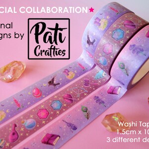 Washi tapes with a pattern of Dungeons and Dragons elements on a purple background. Three rolls are extended showing the patterns:
- amulet, crows, flowers and moons
- dices, bow, axe, shield, book, potion, lute
- book, violin, feather, flowers
