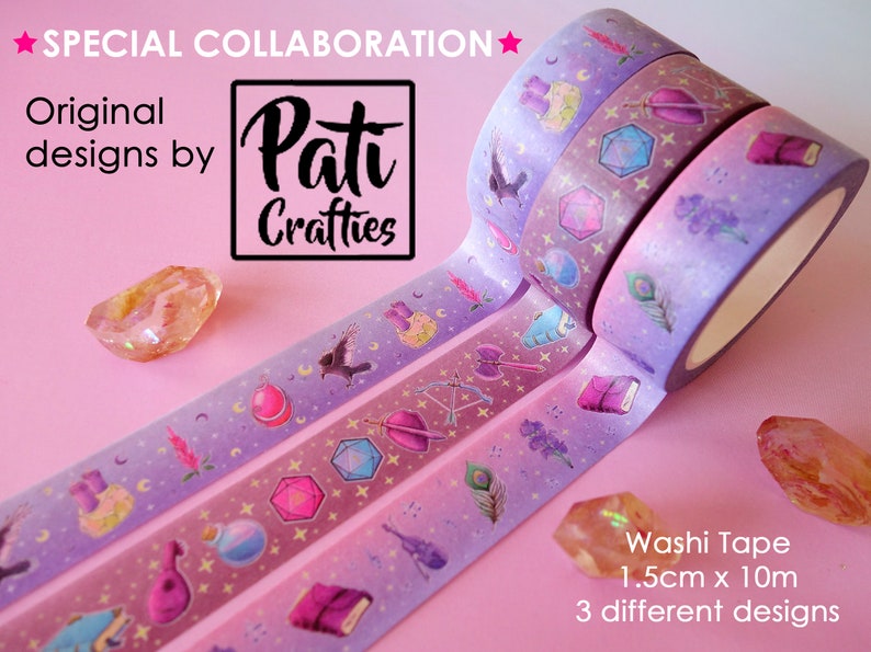 Washi tapes with a pattern of Dungeons and Dragons elements on a purple background. Three rolls are extended showing the patterns:
- amulet, crows, flowers and moons
- dices, bow, axe, shield, book, potion, lute
- book, violin, feather, flowers