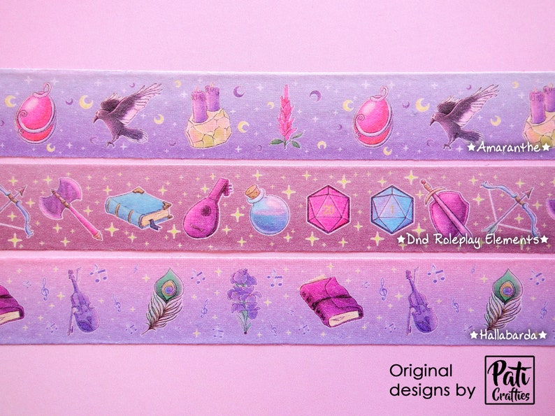 Washi tapes with a pattern of Dungeons and Dragons elements on a purple background. Three rolls are extended showing the patterns:
- amulet, crows, flowers and moons
- dices, bow, axe, shield, book, potion, lute
- book, violin, feather, flowers