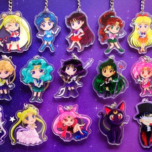 Puede incluir: Un conjunto de 15 llaveros de personajes de anime coloridos con Sailor Moon y sus amigas. Los llaveros están hechos de acrílico transparente y presentan diferentes personajes de la serie de anime Sailor Moon. Cada llavero tiene un personaje diferente, incluyendo Sailor Moon, Sailor Mercury, Sailor Mars, Sailor Jupiter, Sailor Venus, Sailor Uranus, Sailor Neptune, Sailor Pluto, Sailor Saturn, Tuxedo Mask y Luna. Los llaveros son perfectos para los fans de la serie de anime Sailor Moon.