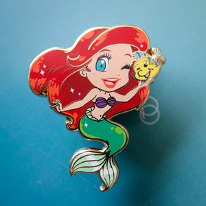 Emaille Pins Ariel die kleine Meerjungfrau niedlich Geschenke Disney Prinzessinnen Flounder Kleidung Accessoires Sammlerstück