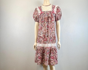 Sweet Floral & Lace Vintage Short Muumuu, Size X-Small/Small