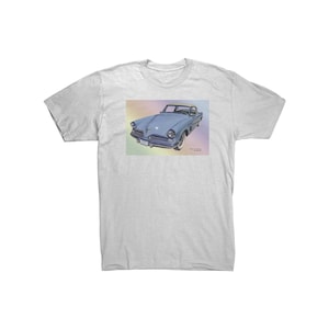 Puede incluir: Camiseta gris claro con una colorida ilustración de un coche descapotable azul claro vintage. El coche tiene neumáticos blancos y está sobre un fondo de arcoíris pastel. Un diseño de coche clásico.