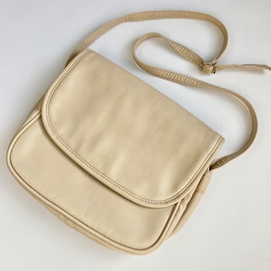 Bolso de hombro de piel color crema - Bolso bandolera clásico vintage de los años 70 con un diseño elegante.