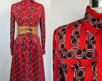 Sukienka z lat 70. w czerwono-czarny wzór, długi rękaw, zapinana z przodu na guziki, rozmiar S/M/L