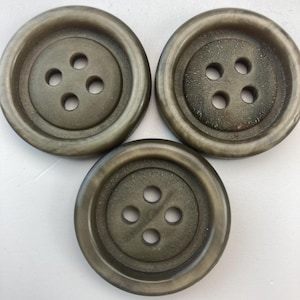 3 vintage olijfgroene plastic knopen: 34 mm retro naaibenodigdheden