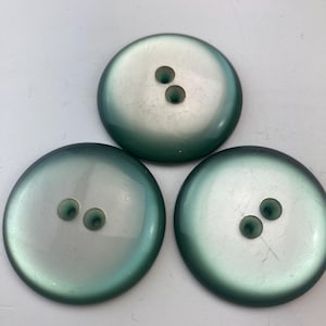 3 vintage glanzende groene plastic knopen: retro naaimateriaal (34 mm)