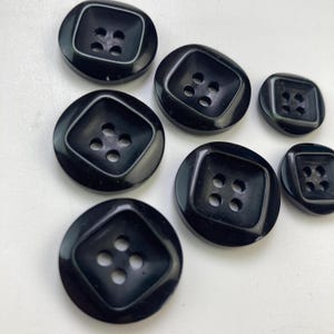 5 black buttons 20mm - 6/8&quot;, 4 hole black plastic buttons + 2 small bonus ones, retro sewing supply, blouse, shirt, blazer, cardigan