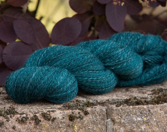 Corriedale, Petrol/Teal, handgefärbt, handgesponnen, 100g/365m, Stricken, Häkeln, Weben,